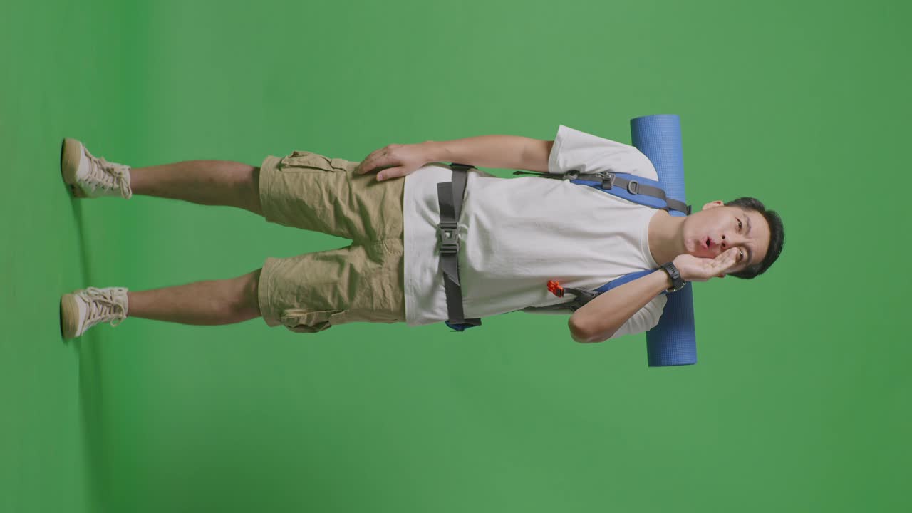 hombre con mochila gritando