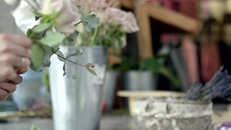 joven florista ensambla un ramo