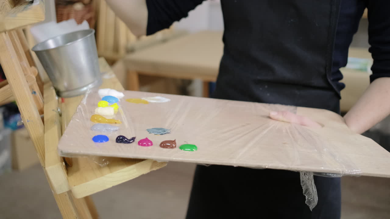 художник рисует в студии