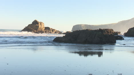 escena de la playa rocosa