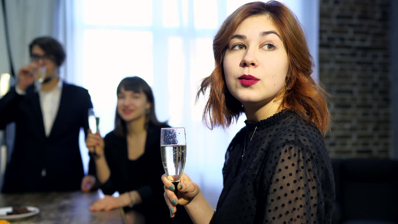 페인으로 축하하는 친구들