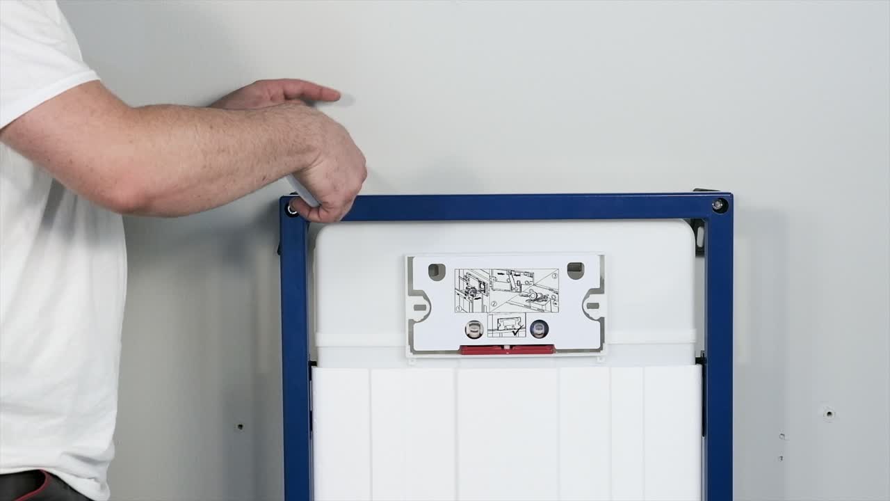 el trabajador que repara e instala el inodoro y descarga utiliza herramientas como alicates y llaves