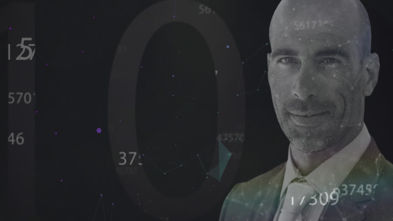 연결 네트워크에 맞서 미소 짓는 남자가 여러 번 번호를 바꾸고 있습니다.