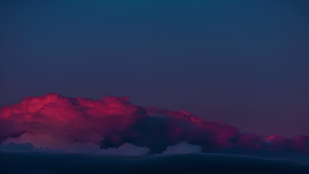 lapso de tiempo de nubes rosas y violetas de colores en movimiento en el cielo azul