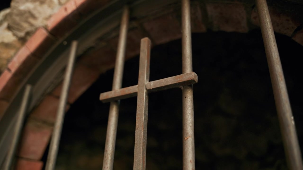 Crocifisso cristiano all'ingresso delle catacombe dell'antico santuario di Napoli