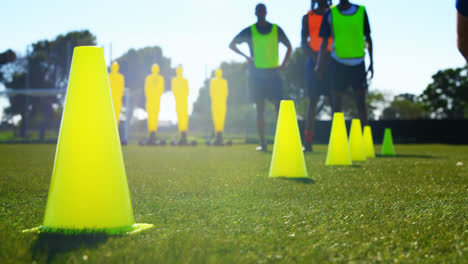 jugadores practicando fútbol 4k