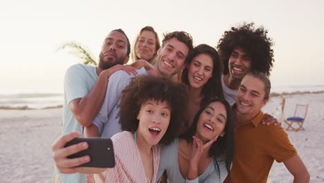 amigos tomando una selfie en la playa