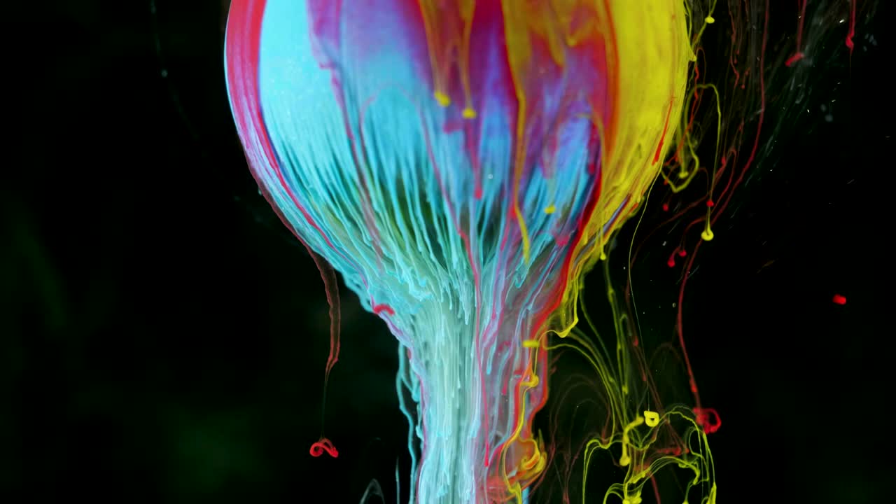 la pintura de tinta multicolor fluye lentamente de la pelota