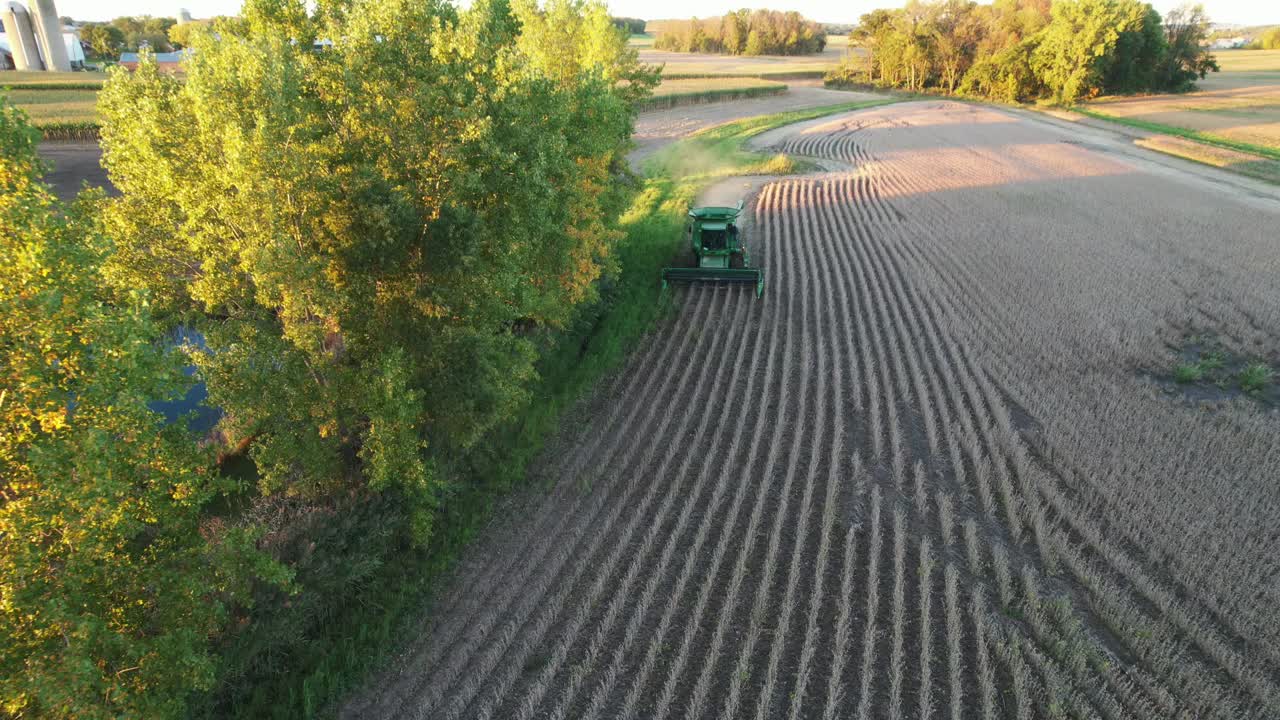 Un agricoltore raccoglie un raccolto di soia nel Wisconsin nord-orientale