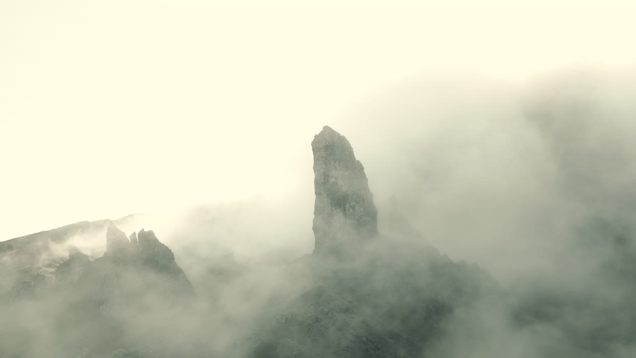 안개가 가득한 산꼭대기