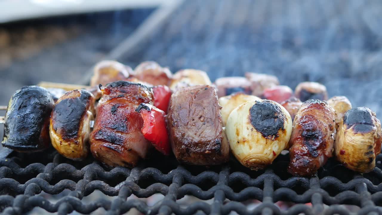 Primo piano di carne e verdure infilzate su uno spiedino di metallo