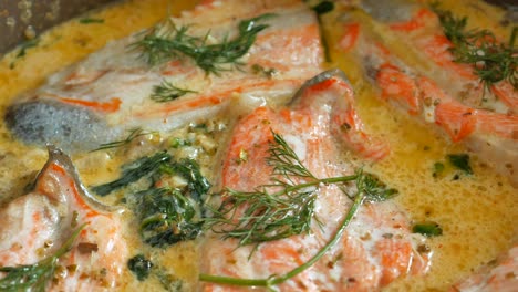 salmón cremoso en una sartén