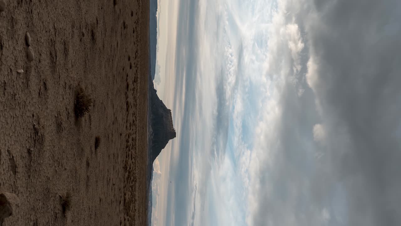 유타 주 한크스빌 근처의 사막에 있는 토리 버트 (factory butte) 에서 해가 지는 시간 경과 - 수직 방향