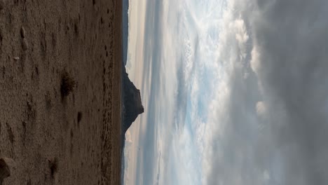 el lapso de tiempo de la puesta de sol en factory butte en el desierto cerca de hanksville, utah - orientación vertical