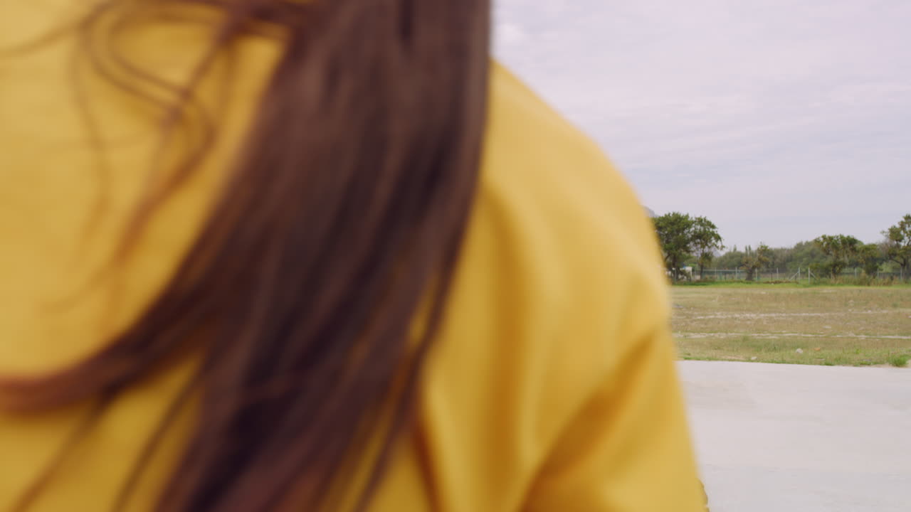 두 명의 혼합 경주 스케이터와 친구들이 축하하고 있습니다.