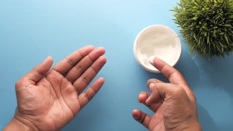 la aplicación de crema hidratante a las manos