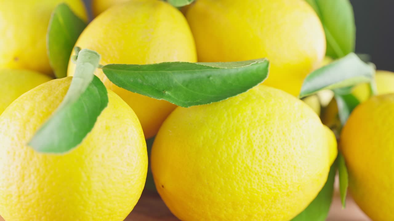 은 레몬이 원으로 회전합니다.