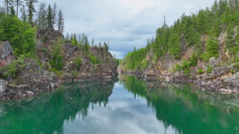 reflejos de espejo a través del río flathead cerca del parque nacional de los glaciares en montana, estados unidos