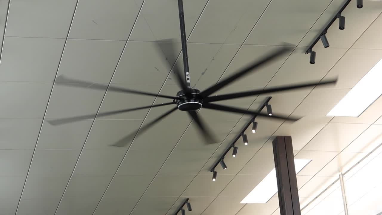 gran ventilador de techo negro en el espacio comercial