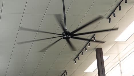 gran ventilador de techo negro en el espacio comercial