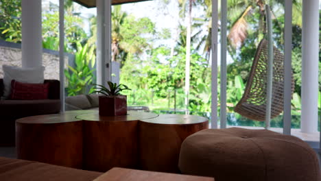 interior de la villa con vista a la piscina infinita al aire libre y la vegetación en ubud, bali, indonesia