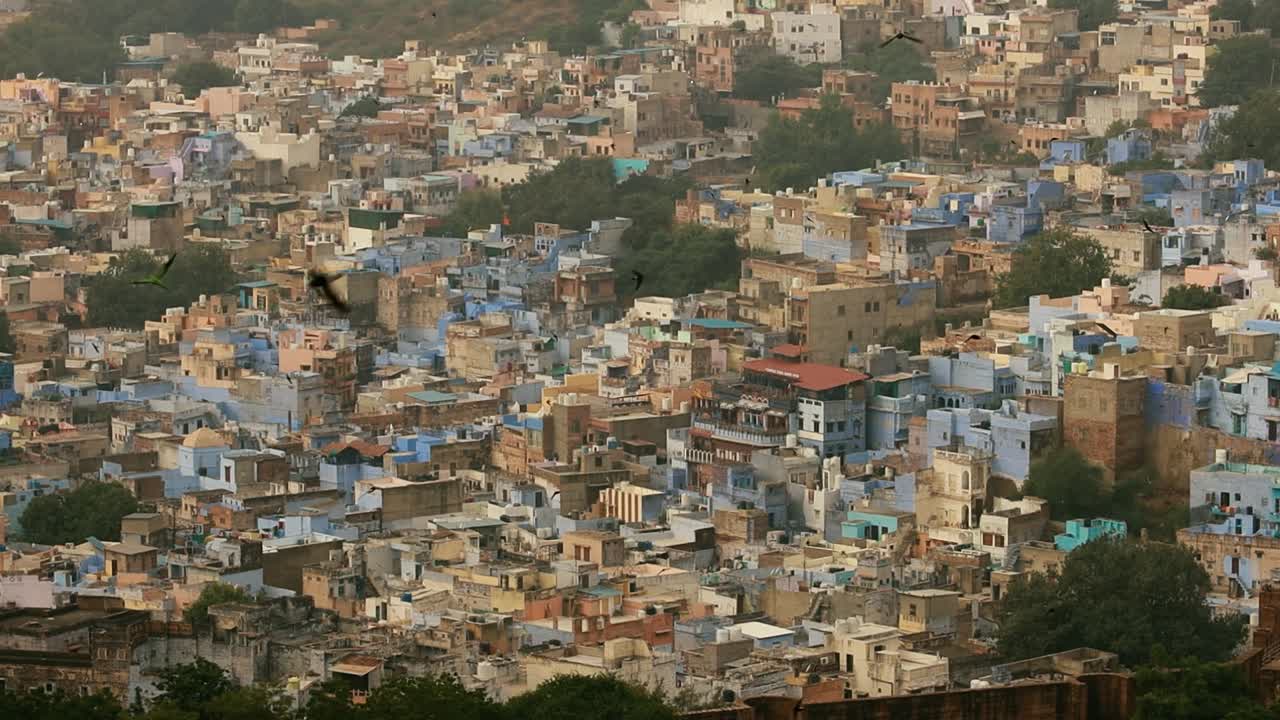 Jodhpur (anche città blu) è la seconda città più grande dello stato indiano del Rajasthan e ufficialmente la seconda città metropolitana dello stato.