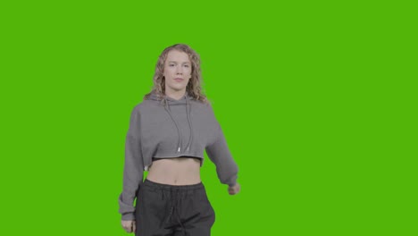 Studioporträt-Einer-Jungen-Frau-Mit-Haltung-Gegen-Greenscreen