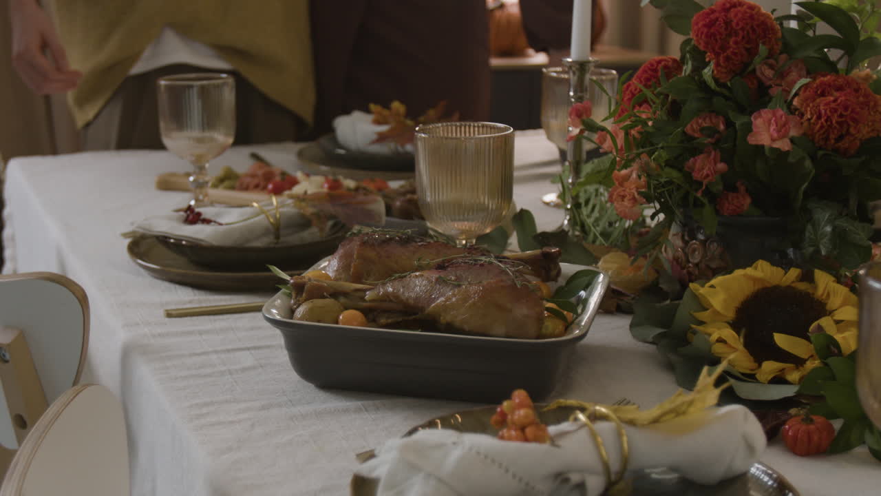 Thanksgiving Dinner Table Setting