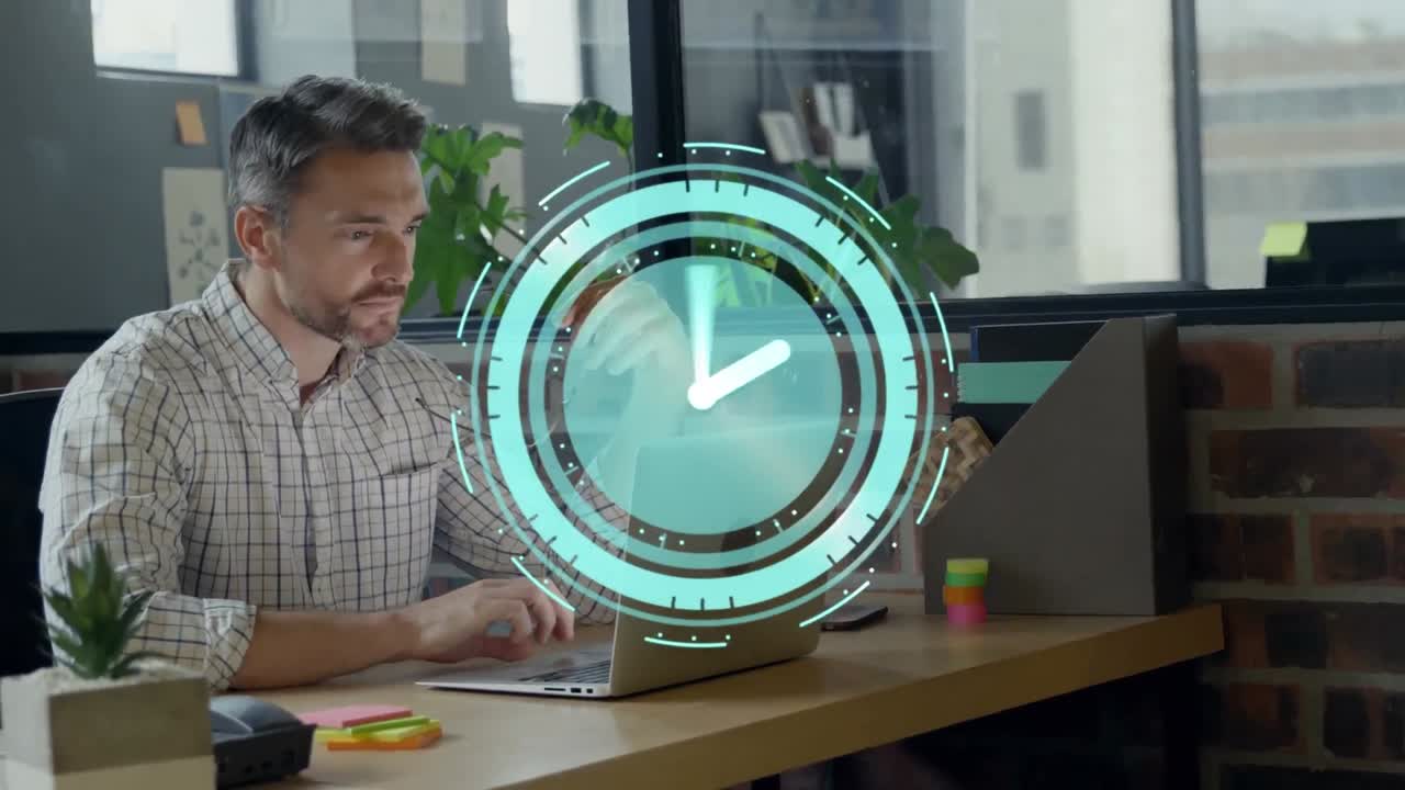 Animación de un reloj avanzando rápidamente sobre un empresario usando un portátil en la oficina