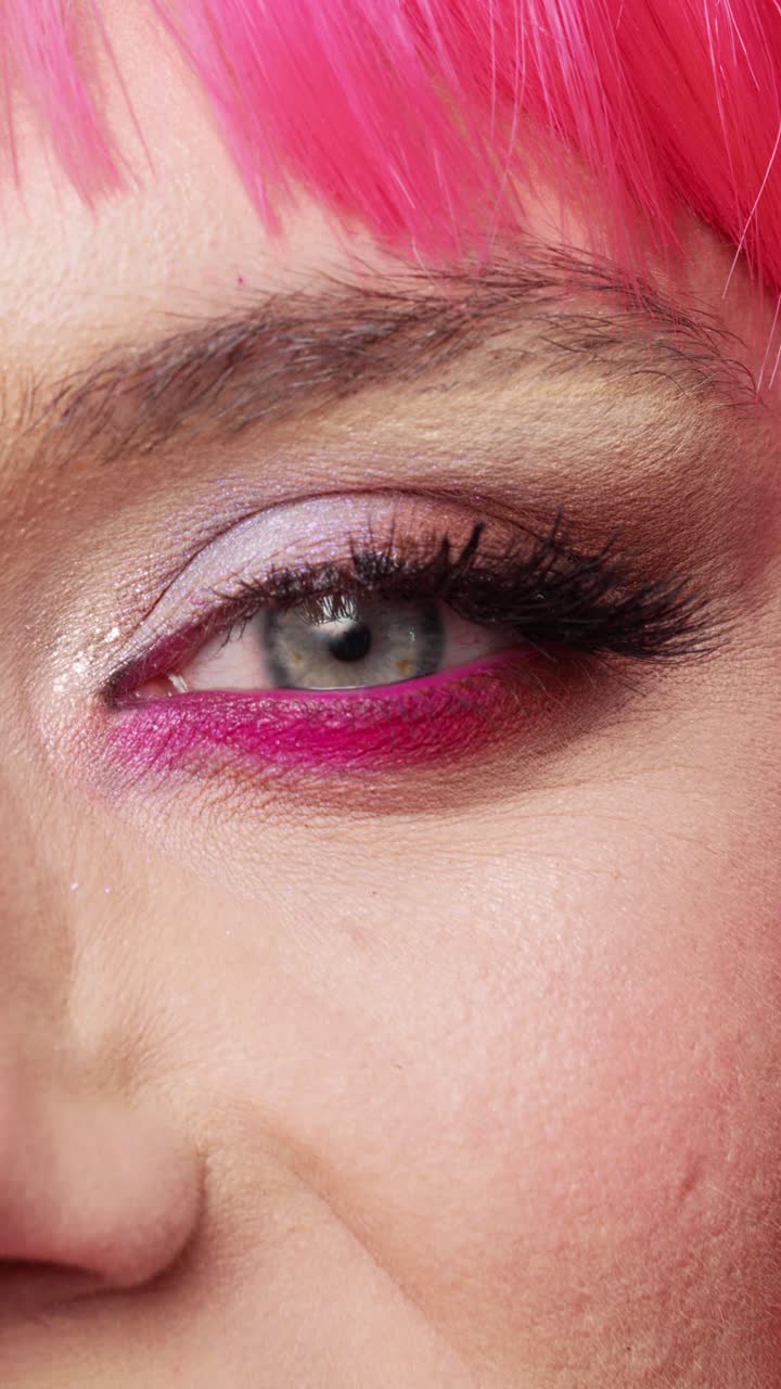 Vídeo vertical: Close-up de uma mulher atraente com uma bela maquiagem nos olhos
