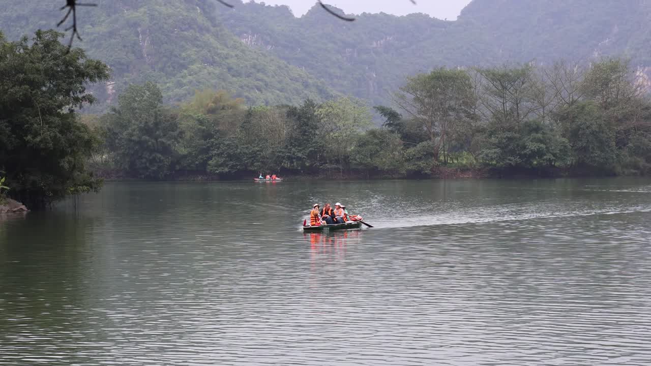 grupo de personas haciendo rafting en un río tranquilo