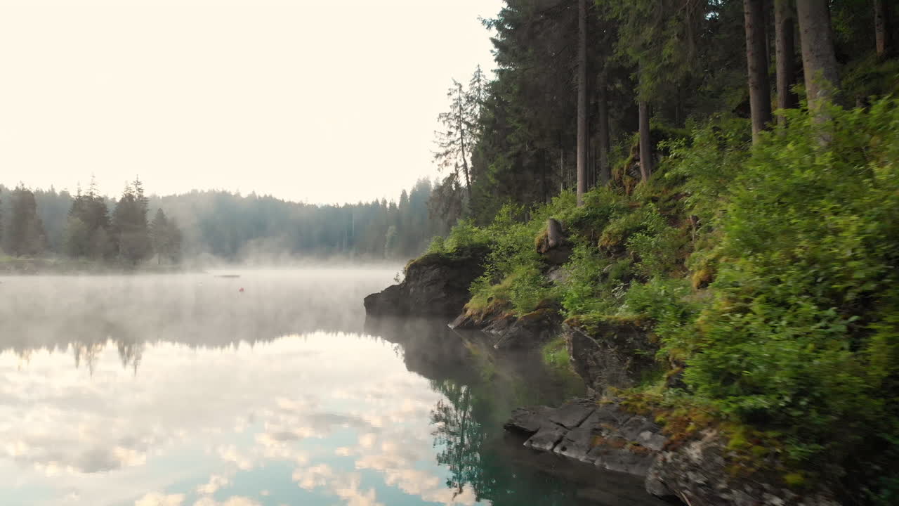 un hermoso reflejo del cielo en el tranquilo lago caumasee, suiza