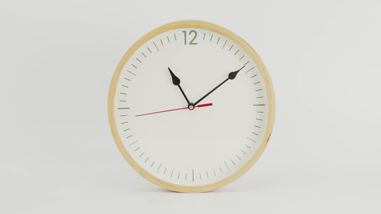 Orologio da parete bianco isolato su sfondo bianco