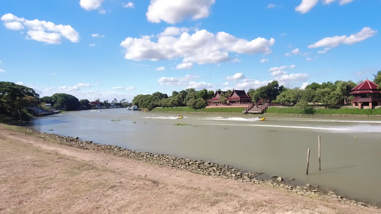 grupo de motos acuáticas recorriendo el río chao phraya en tailandia
