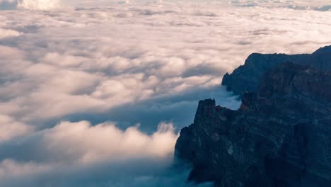 Mar-De-Nubes-Al-Atardecer-En-La-Isla-De-La-Palma,-Islas-Canarias