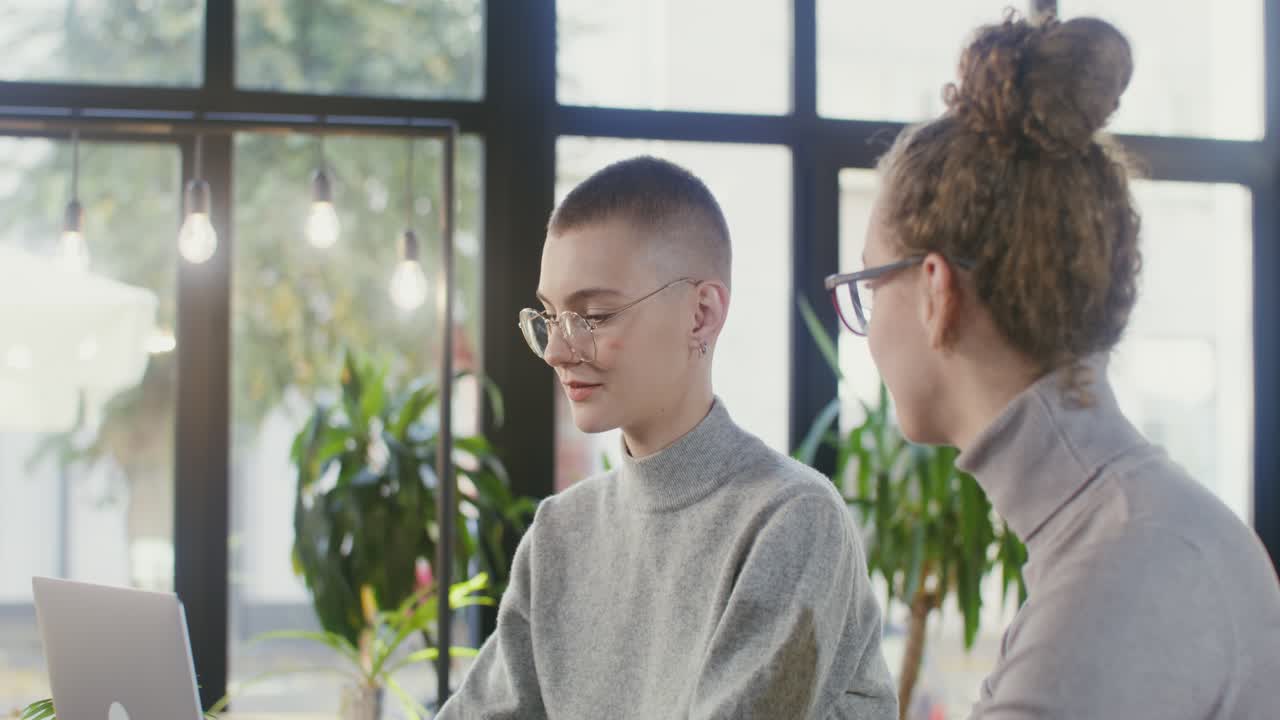 dos mujeres en conversación en un café