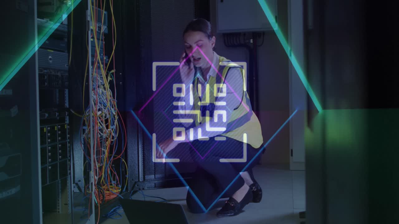 animación de procesamiento de datos digitales y código qr sobre una trabajadora de sala de servidores caucásica