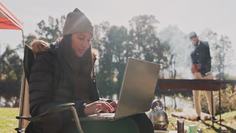 Camping,-Freiheit-Und-Eine-Frau,-Die-Ihren-Laptop-Benutzt