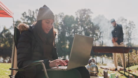 camping, libertad y una mujer usando su computadora portátil