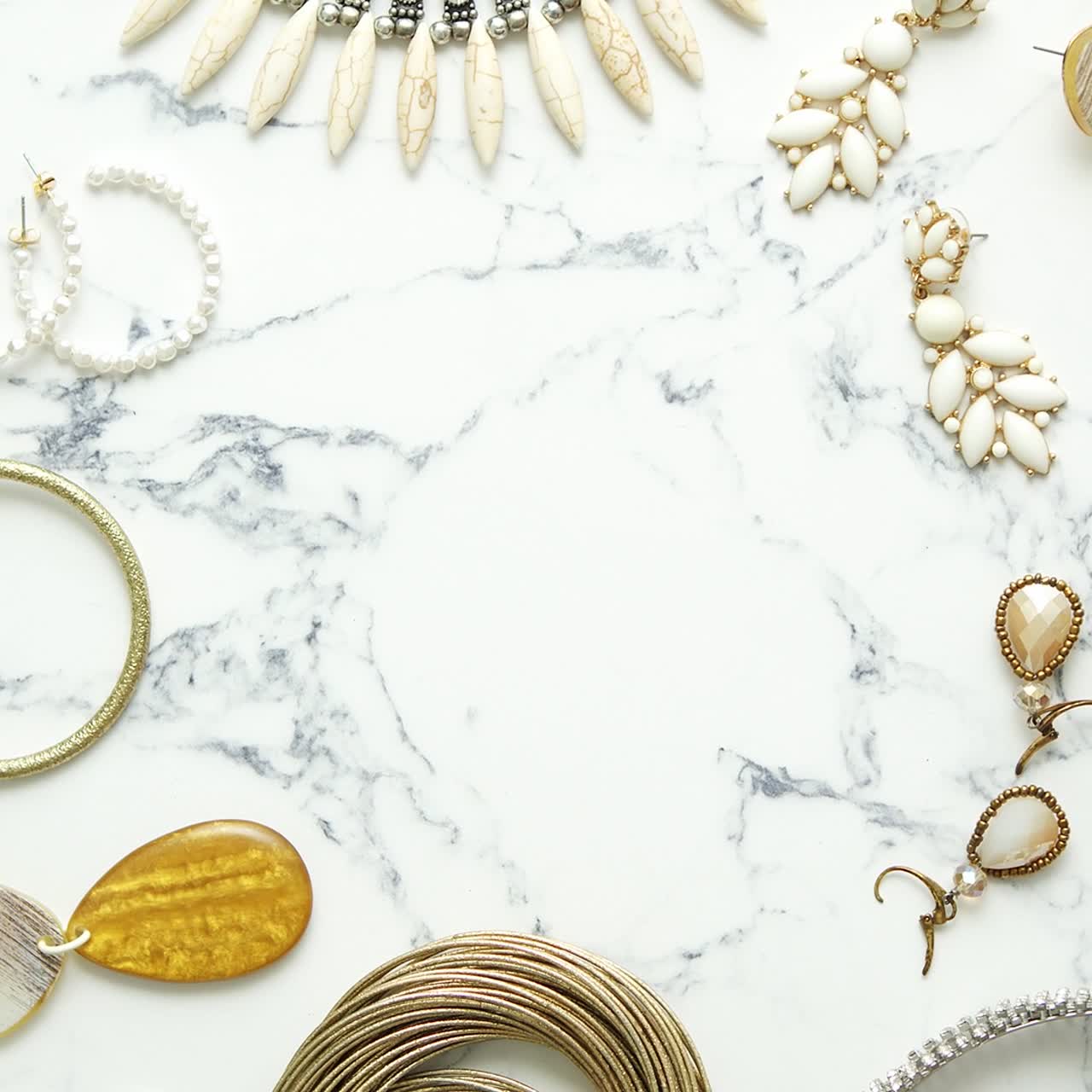 varios elementos de joyería para una mujer con un estilo diferente y diseños preciosos y modernos