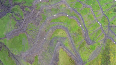 tiro cinematográfico de drone de ângulo amplo descendente de veículo dirigindo em penhascos íngremes na estrada para tusheti, uma das estradas mais perigosas do mundo