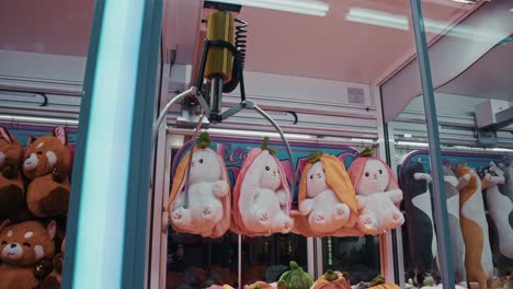 máquina de garras con animales de peluche
