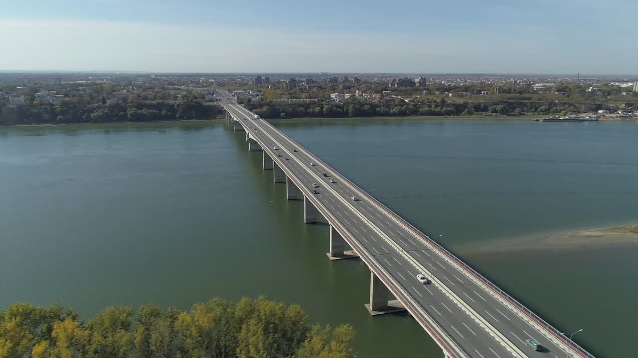 베오그라드의 다뉴브 강에 있는 다리의 공중 hd 샷, 화창한 여름날 제문