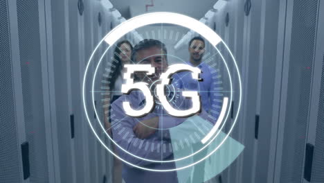 gente de negocios caminando en un corredor con 5g dentro de un círculo futurista