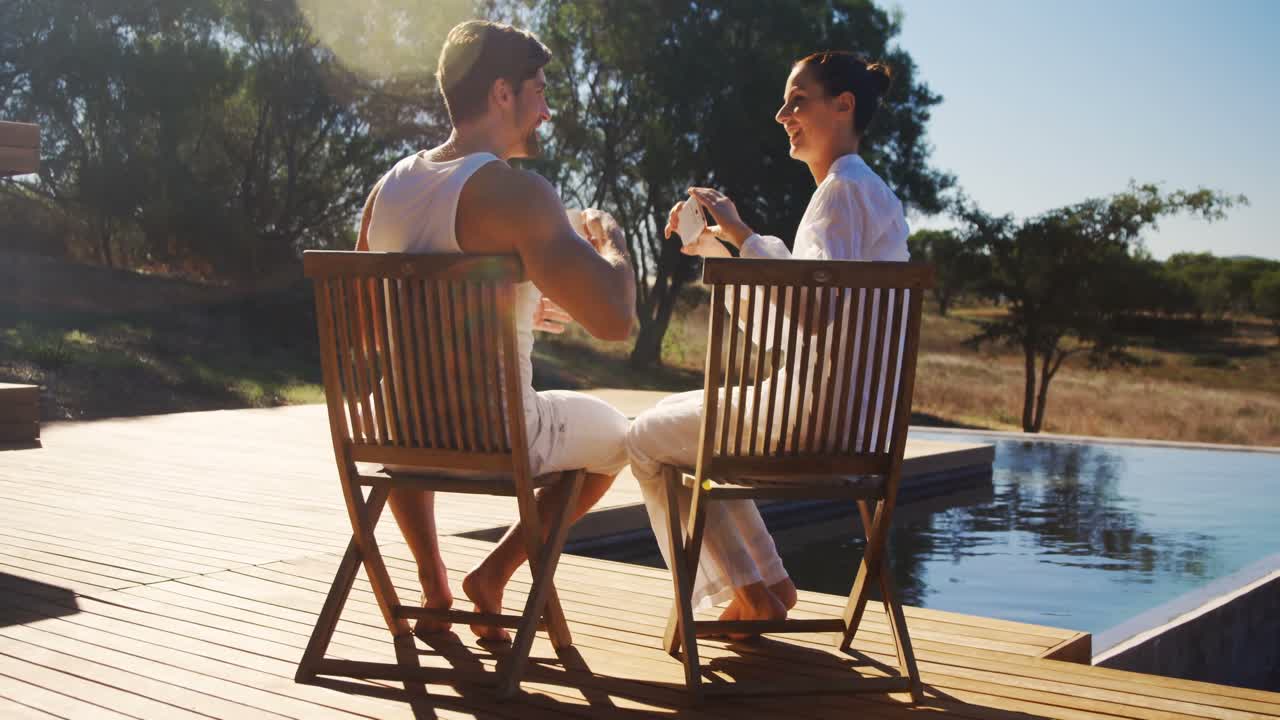 mujer haciendo clic en la foto del hombre con teléfono móvil 4k