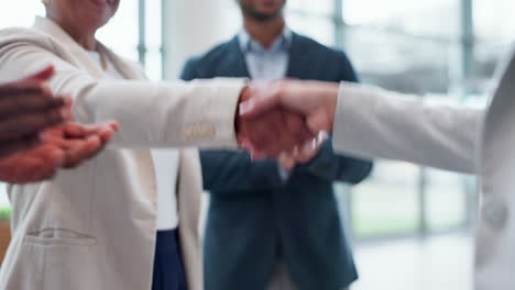 apretón de manos, aplausos y un grupo de gente de negocios
