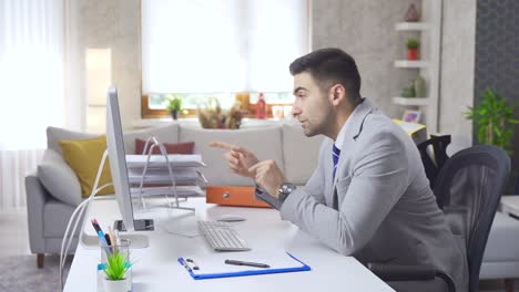 Un-Hombre-De-Negocios-Inteligente-Con-Una-Idea-Está-Trabajando-Con-Una-Computadora-En-La-Oficina.