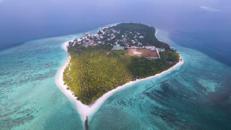 vista superior de una ciudad ubicada en una isla rodeada de agua increíblemente hermosa