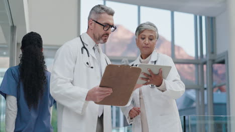 trabajo en equipo, tableta o médicos mayores hablando