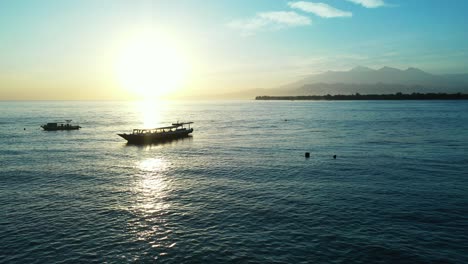 Pequeños-Botes-Esperando-En-La-Orilla-En-La-Puesta-De-Sol-De-Colores-Brillantes-En-El-Cielo-Azul-Amarillo-En-Hawaii